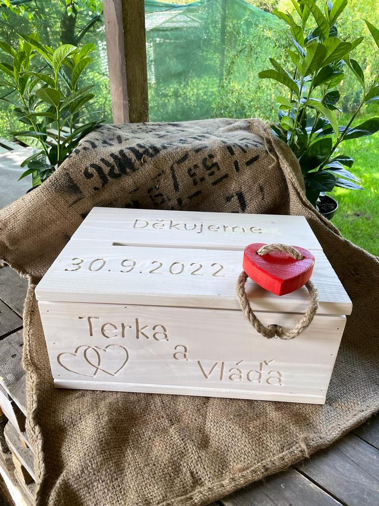 Svatební truhlička - bílý dekor s červeným srdcem na přání 