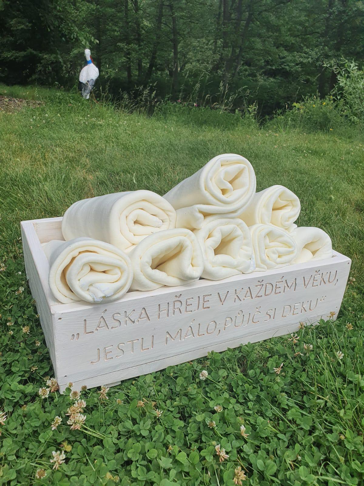 Fotografie od nevěsty ze svatebního dne - bedna na deky