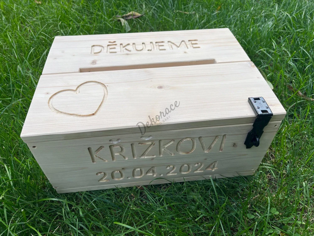 Truhlička s příjmením a datem