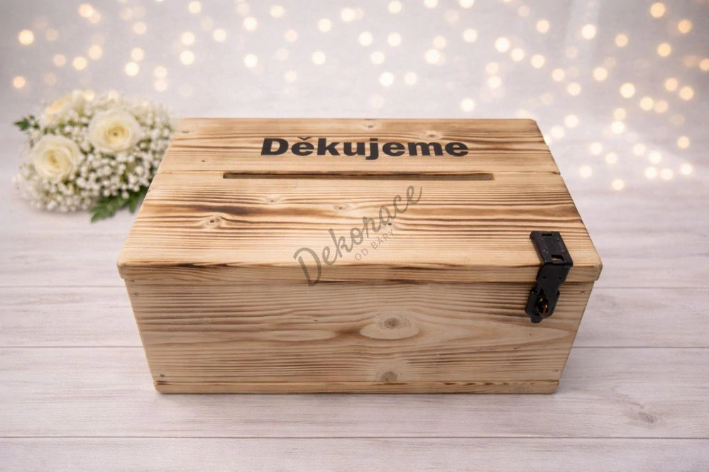 Opálená truhlička s černým písmem