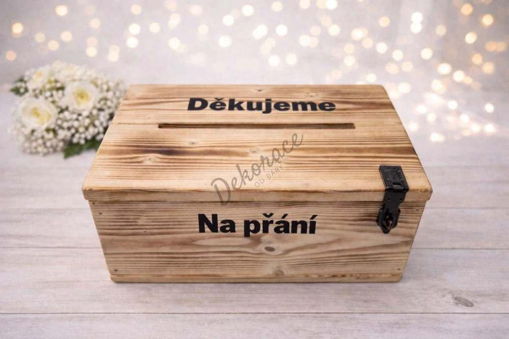Opálená truhlička s černým písmem