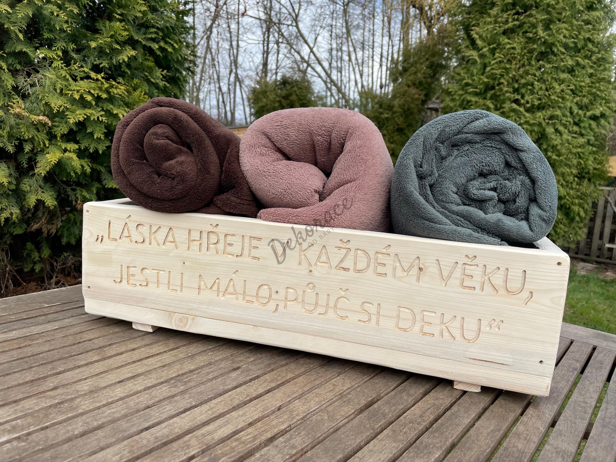 Bedna na deky s rytím