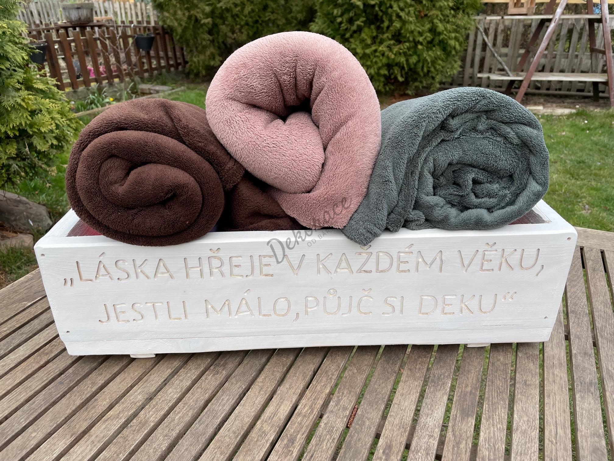Bedna na deky s rytím