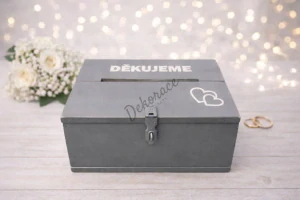 Šedá truhlička s bílým písmem