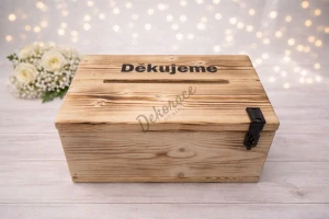 Opálená truhlička s černým písmem