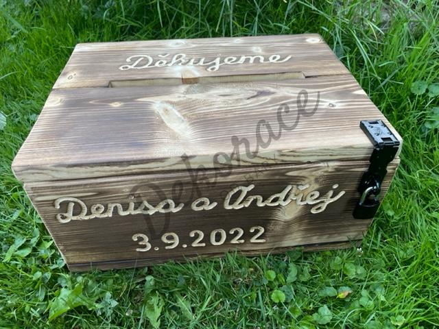 Truhlička se jmény a datem vepředu