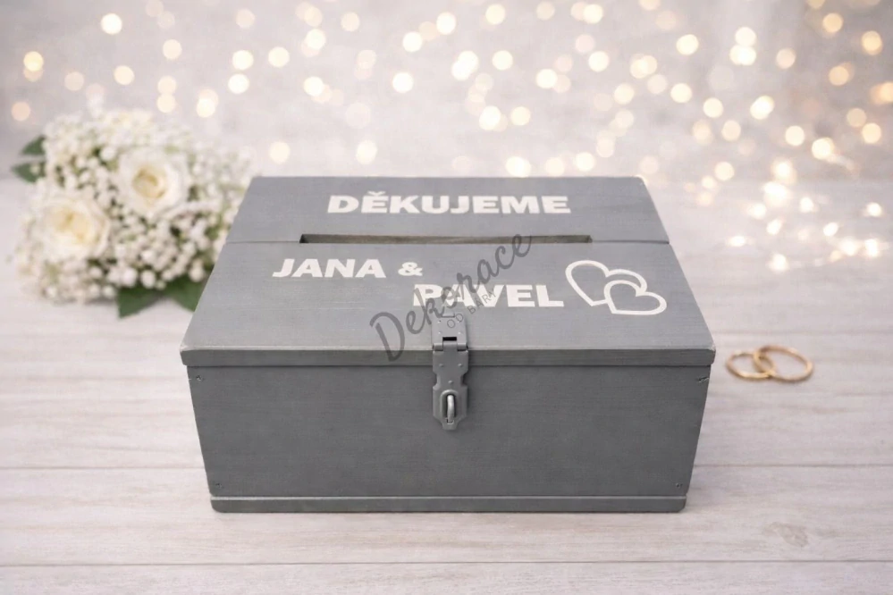 Šedá truhlička s bílým písmem