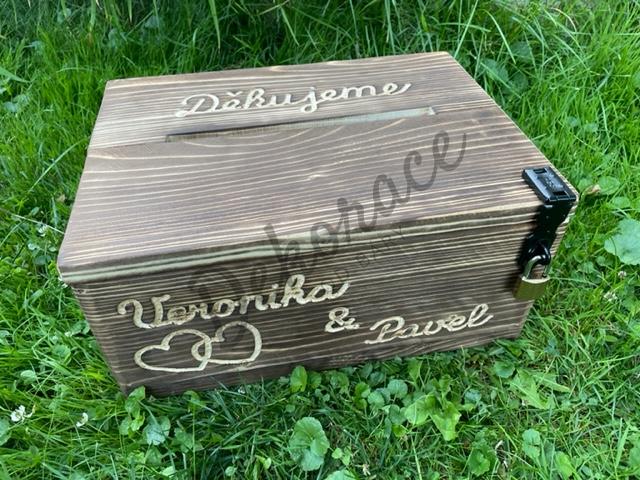 Truhlička se jmény a dvojitým srdcem