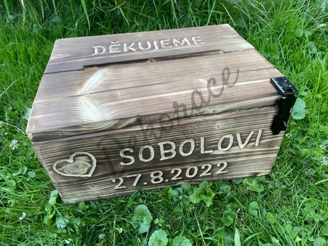 Truhlička s příjmením a datem