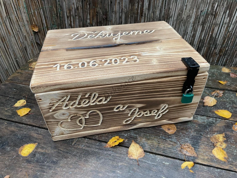 Truhlička se jmény, datem a dvojitým srdcem