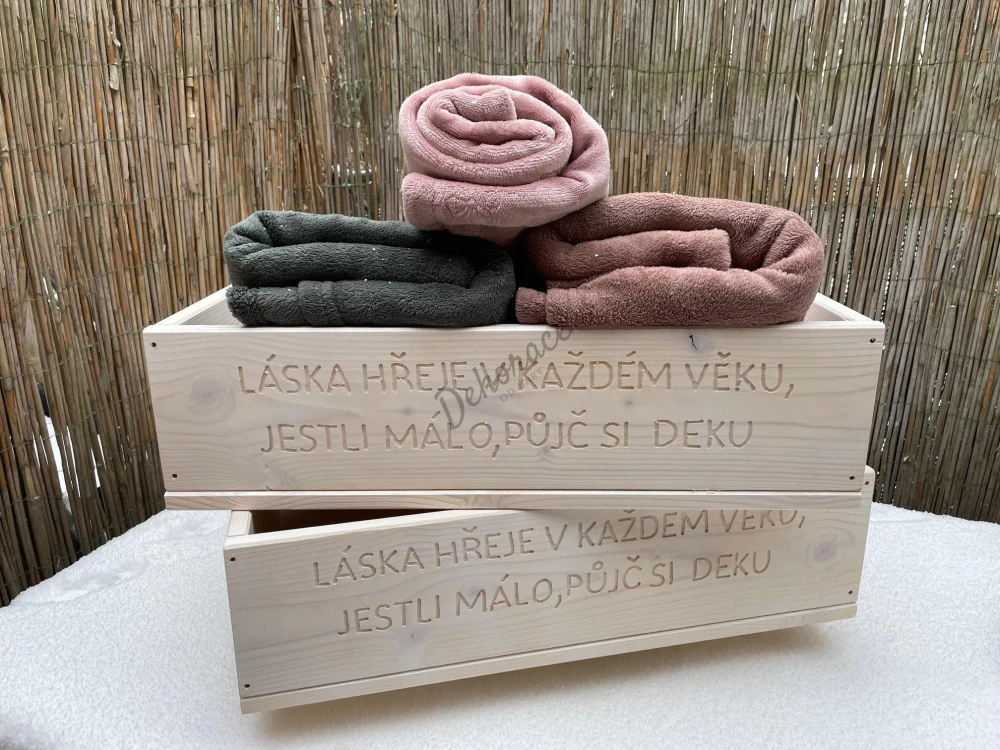 Bedna na deky s rytím